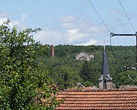 Vue depuis le village avec le clocher.